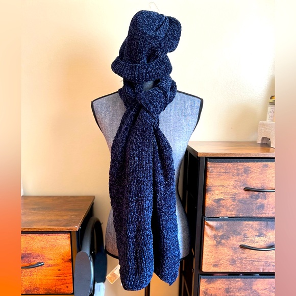 Gap, Navy Scarf and Hat Set. NWT - Picture 3 of 5